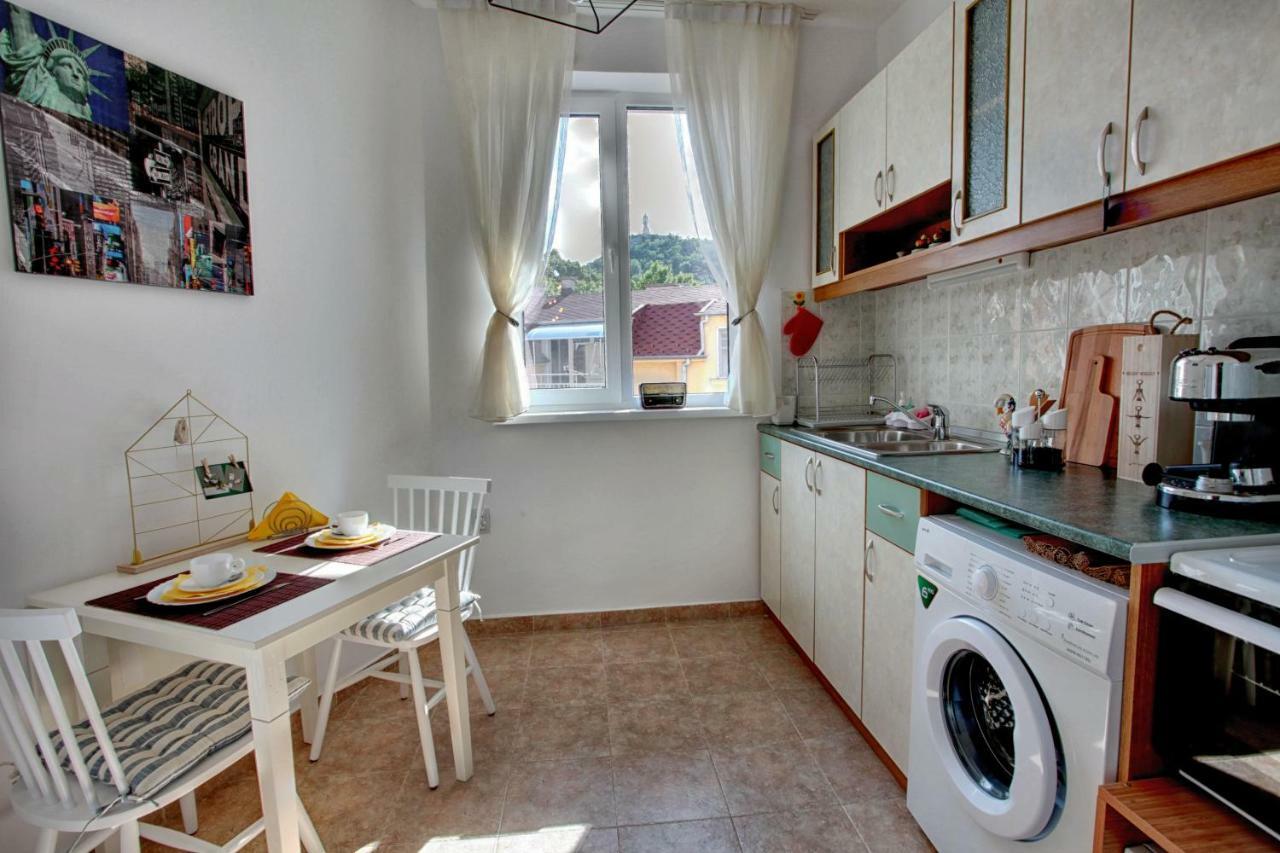 Terrace - Three Bedrooms Center Apartment